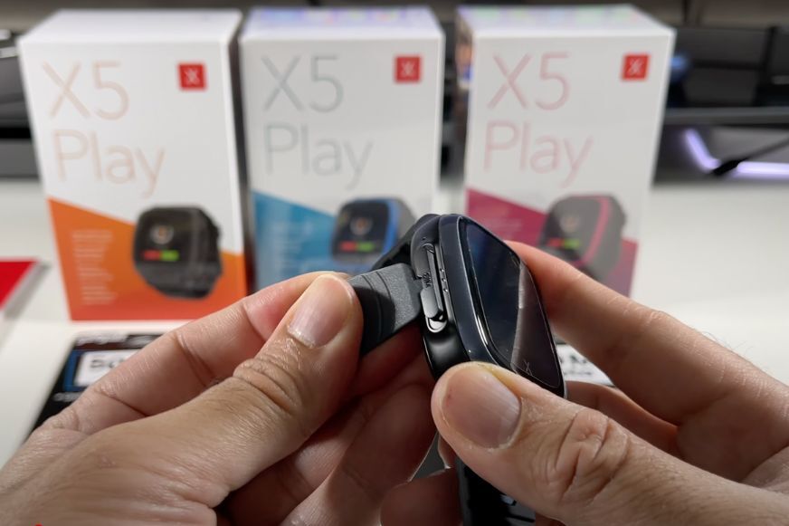 Man sieht den Schacht für die SIM Karte bei der XPORA X5.